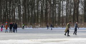 Schaatspret op natuurijsbaan Twickel bij Delden
