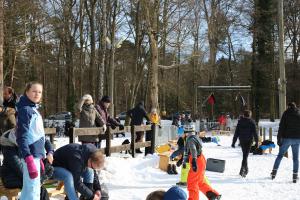 Schaatspret op natuurijsbaan Twickel bij Delden