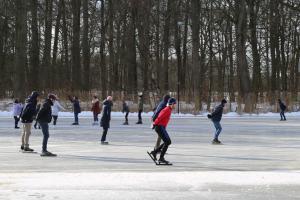 Schaatspret op natuurijsbaan Twickel bij Delden