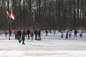 Schaatspret op natuurijsbaan Twickel bij Delden