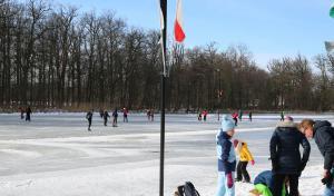 Schaatspret op natuurijsbaan Twickel bij Delden