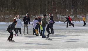 Schaatspret op natuurijsbaan Twickel bij Delden