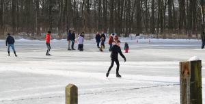 Schaatspret op natuurijsbaan Twickel bij Delden