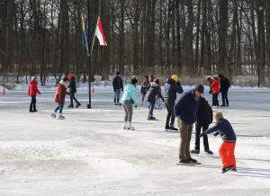 Schaatspret op natuurijsbaan Twickel bij Delden