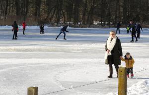 Schaatspret op natuurijsbaan Twickel bij Delden