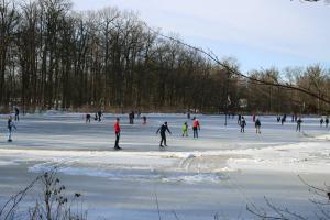 Schaatspret op natuurijsbaan Twickel bij Delden