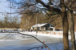 Schaatspret op natuurijsbaan Twickel bij Delden
