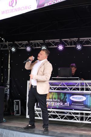 Jubilerende Weijenborg presenteert 'Hemels Hollands' met bekende live artiesten