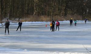 Schaatspret op natuurijsbaan Twickel bij Delden