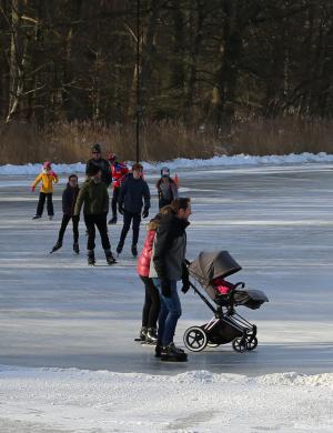 Schaatspret op natuurijsbaan Twickel bij Delden