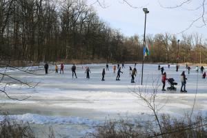 Schaatspret op natuurijsbaan Twickel bij Delden