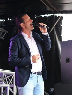 Jubilerende Weijenborg presenteert 'Hemels Hollands' met bekende live artiesten