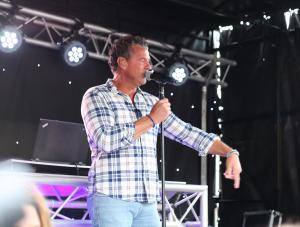 Jubilerende Weijenborg presenteert 'Hemels Hollands' met bekende live artiesten