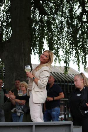 Jubilerende Weijenborg presenteert 'Hemels Hollands' met bekende live artiesten