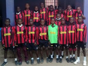 Kleding Rood Zwart krijgt een tweede leven in Gambia