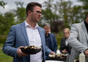 Ingezonden: Lieve gasten, neem uw eigen klapstoel mee!