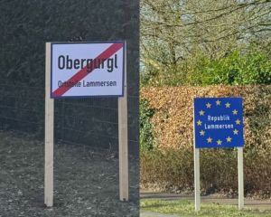 Bijzondere borden bij Deldense invalswegen