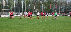 Rood Zwart blijft in hoek waar klappen vallen en verliest nipt