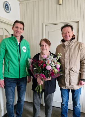 CDA Hof van Twente brengt bloemetje bij Gerda Meijer