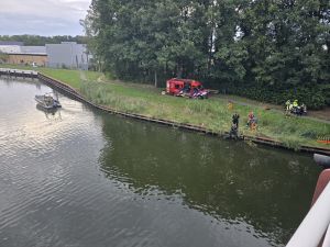 Man op Deldense brug springt niet in kanaal maar klimt weer naar beneden