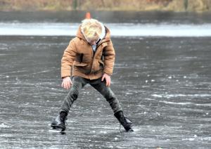 IJsbaan in Twickel geopend op donderdag 11 januari 2024