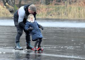 IJsbaan in Twickel geopend op donderdag 11 januari 2024