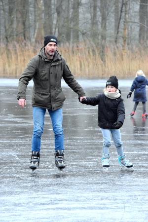IJsbaan in Twickel geopend op donderdag 11 januari 2024