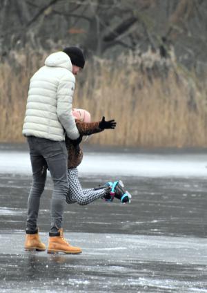 IJsbaan in Twickel geopend op donderdag 11 januari 2024
