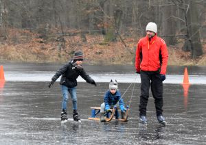 Foto's en video: IJsclub Delden gigantisch blij met mooie schaatsdag in Twickel