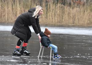 IJsbaan in Twickel geopend op donderdag 11 januari 2024