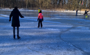 Video: IJsbaan Twickel onder perfecte schaatsomstandigheden geopend