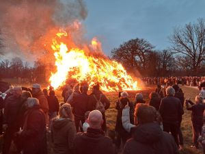 Video: Delden loopt weer uit voor paasvuur op Twickel