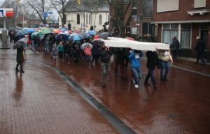 Route The Passion Delden bekend: Oekra&iuml;ense vluchtelingen dragen witte kruis 