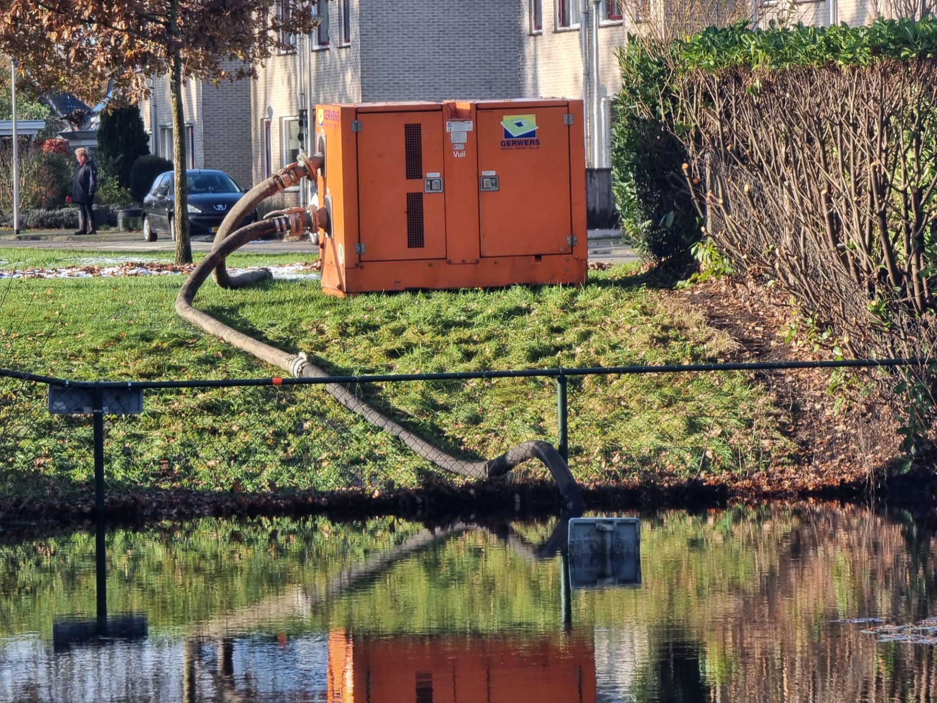 Waterpeil vijver Rode Pad weer gedaald met behulp van pompinstallatie