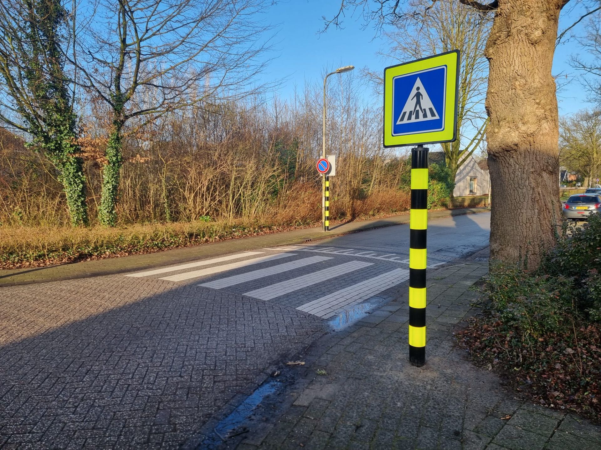Gemeente plaatst palen bij zebrapad Vossenbrinkweg: &lsquo;Op deze manier beter zichtbaar&rsquo;