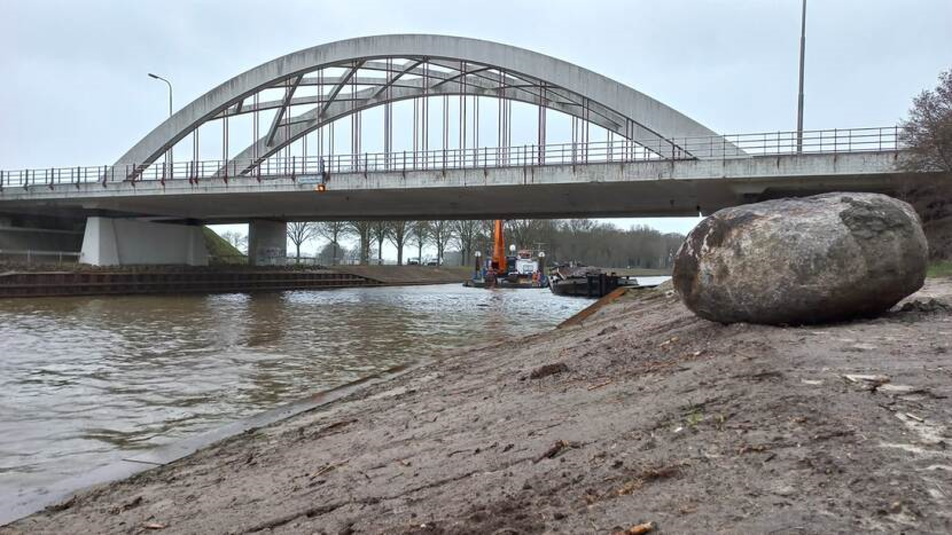 Enorme zwerfkei uit Scandinavi&euml; gevonden in kanaal bij Delden